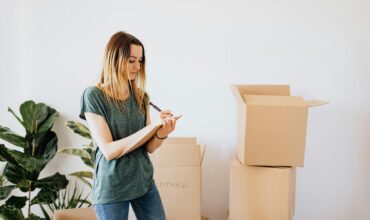 location d'espace de stockage par une fille avec des cartons