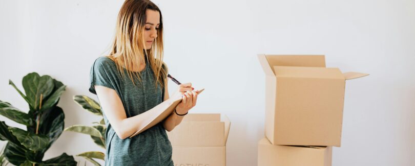 location d'espace de stockage par une fille avec des cartons